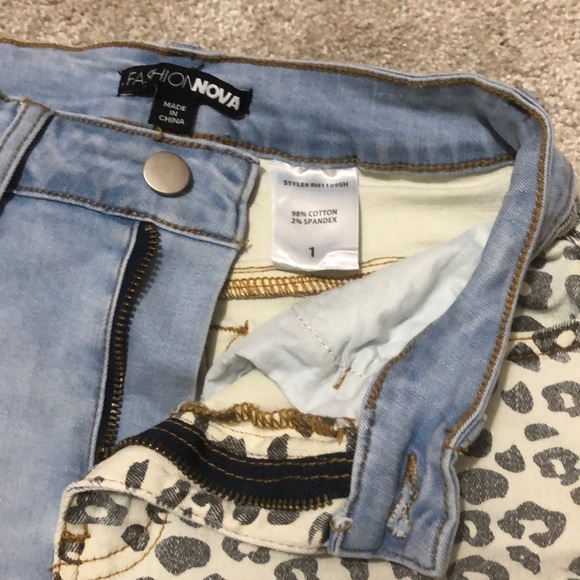 leopard print low rise shorts - Picture 3 of 3